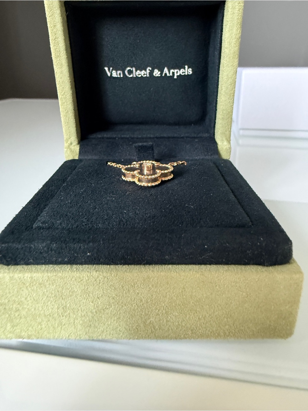 VAN CLEEF & ARPELS HOLIDAY 2023 OBSIDIAN VINTAGE ALHAMBRA PENDANT NECKLACE - Picture 6 of 6